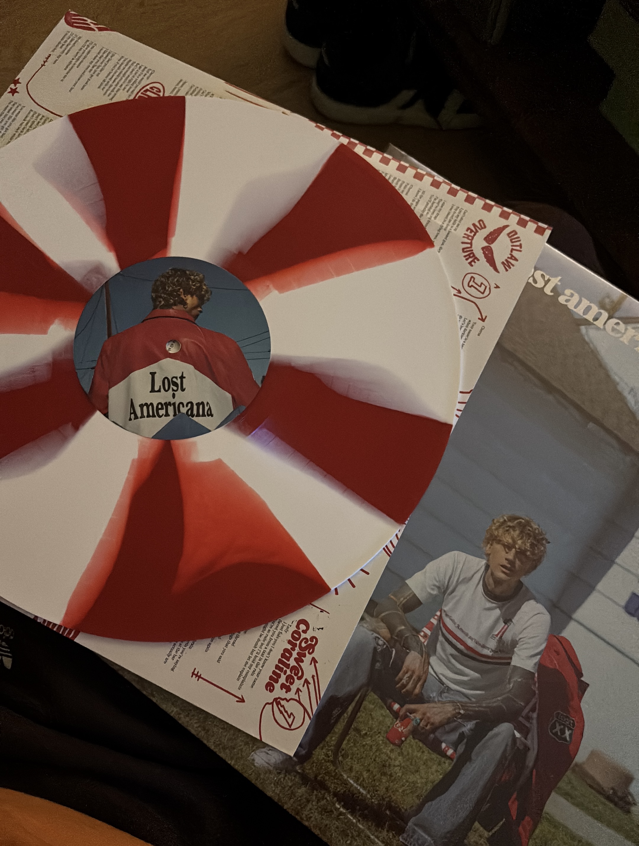 Een foto van een lp plaat van machine gun kelly candy can edition