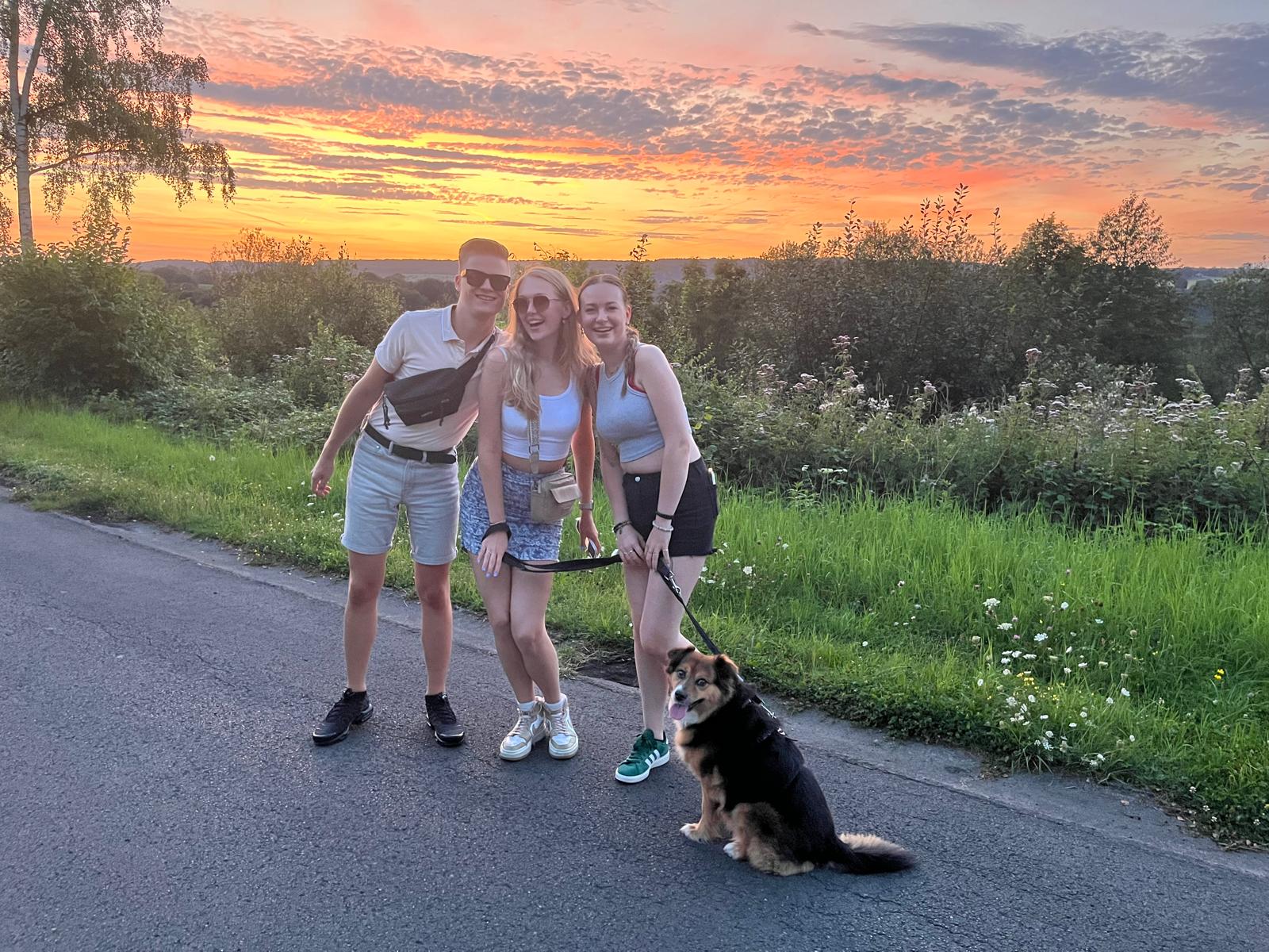 Een foto van mij, mijn beste vriend en mijn zusje